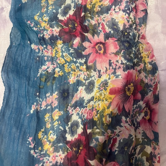 European Floral Scarf ✨ - Picture 2 of 5
